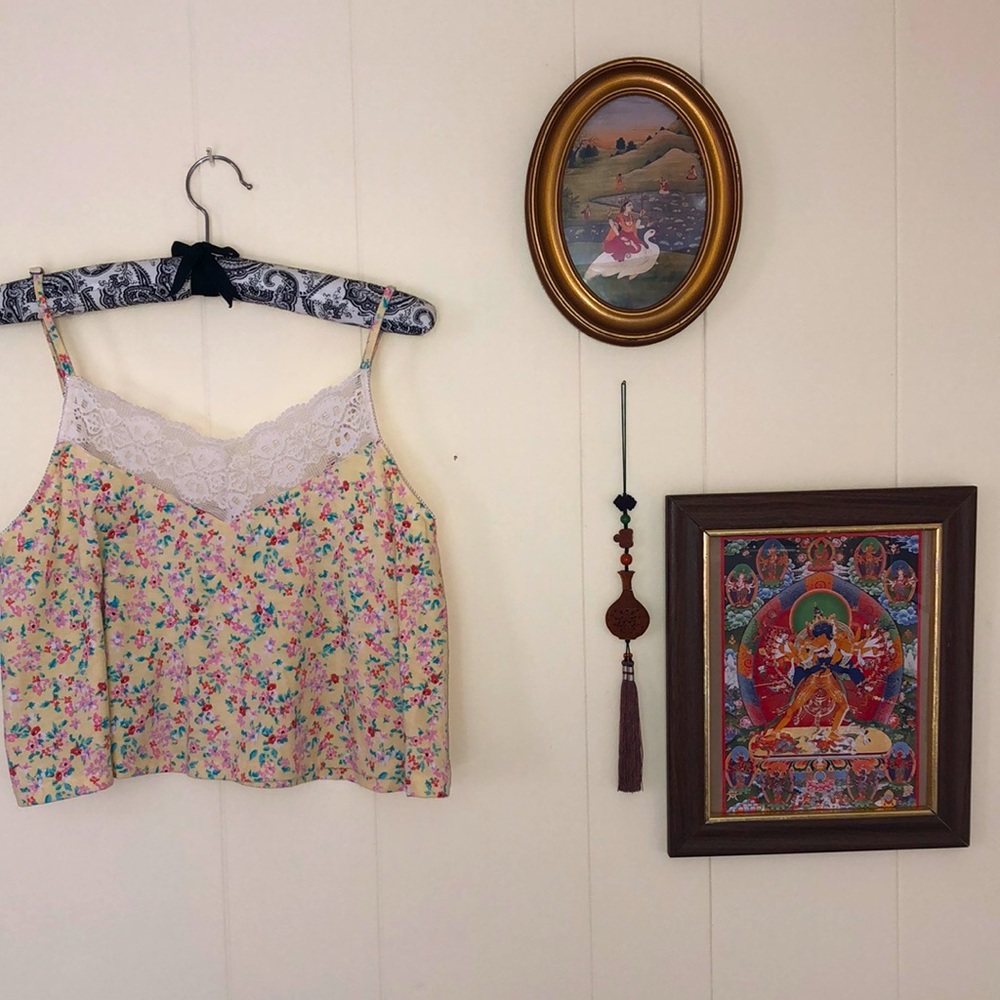 Vintage Floral Crop Top with Lace Trim!